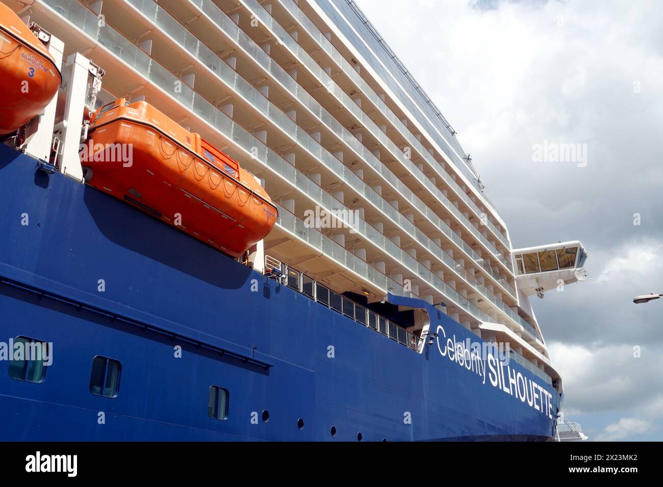 Arc du navire de croisière bleu Celebrity Silhouette amarré du côté tribord dans le terminal à conteneurs de fret dans le port de Castries, Sainte-Lucie. Banque D'Images