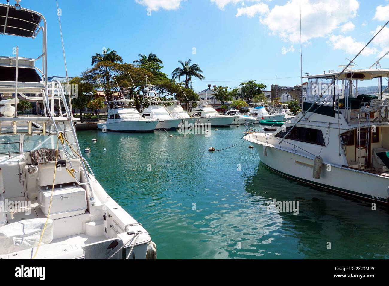 Petit port de plaisance dans le centre de Bridgetown, Barbade avec bateaux de pêche rapide. Banque D'Images
