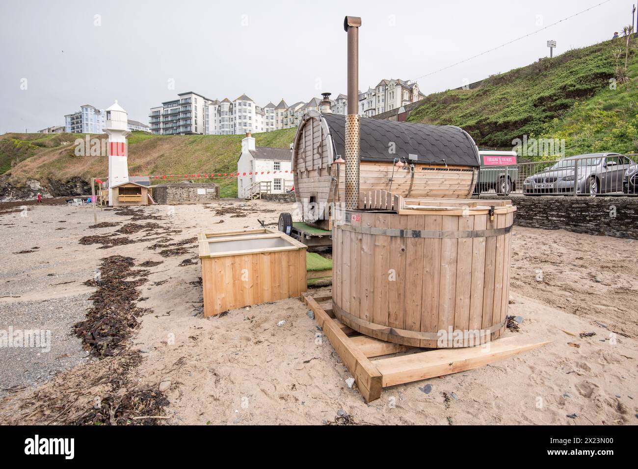 Une trouvaille inattendue sur la plage de Port Erin, île de Man - un sauna spa de plage et une baignoire. Banque D'Images