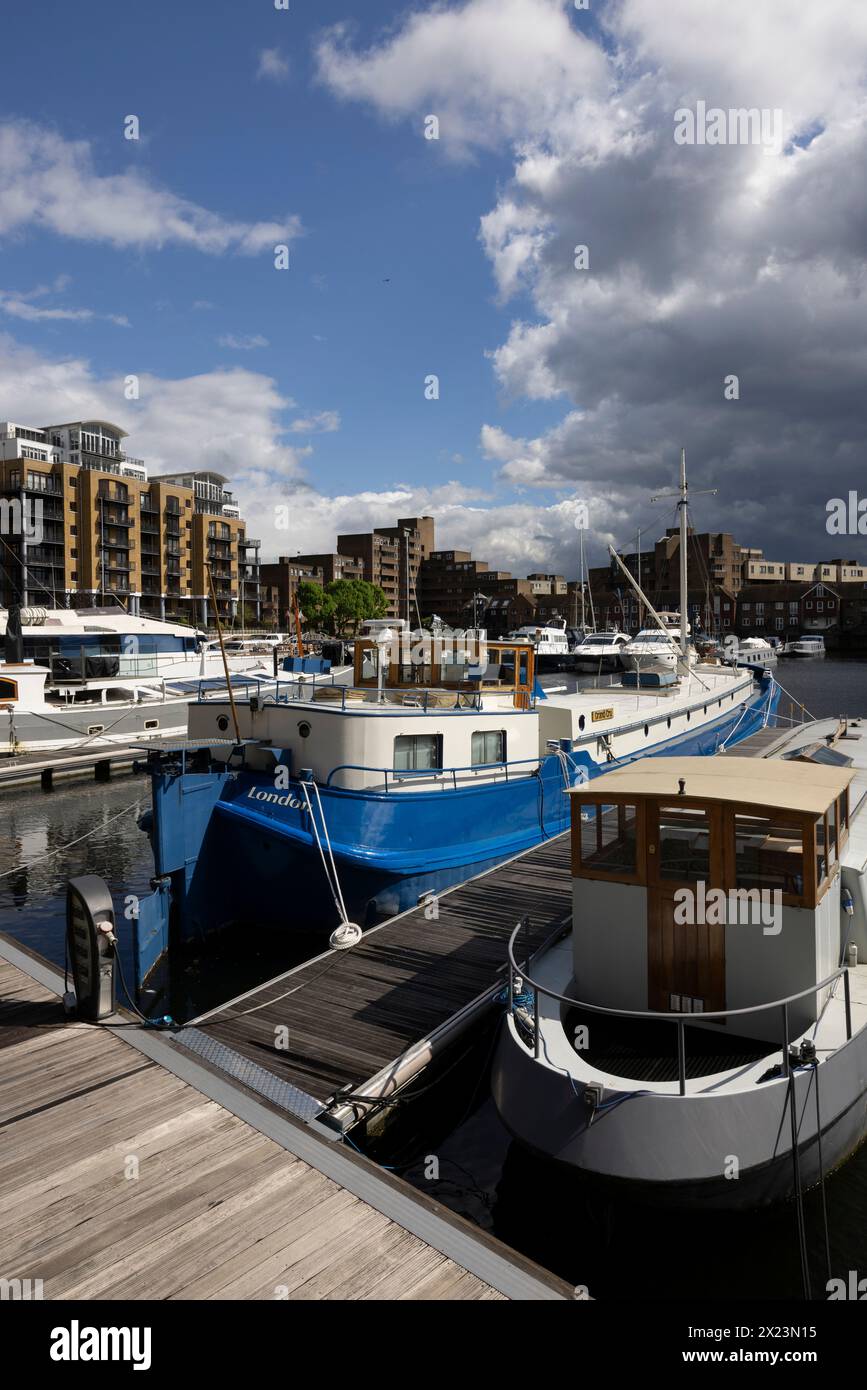 St Katharine Docks, anciens docks situés dans l'East End du quartier londonien de Tower Hamlets, maintenant une communauté d'appartements de luxe comprenant des restaurants. Banque D'Images