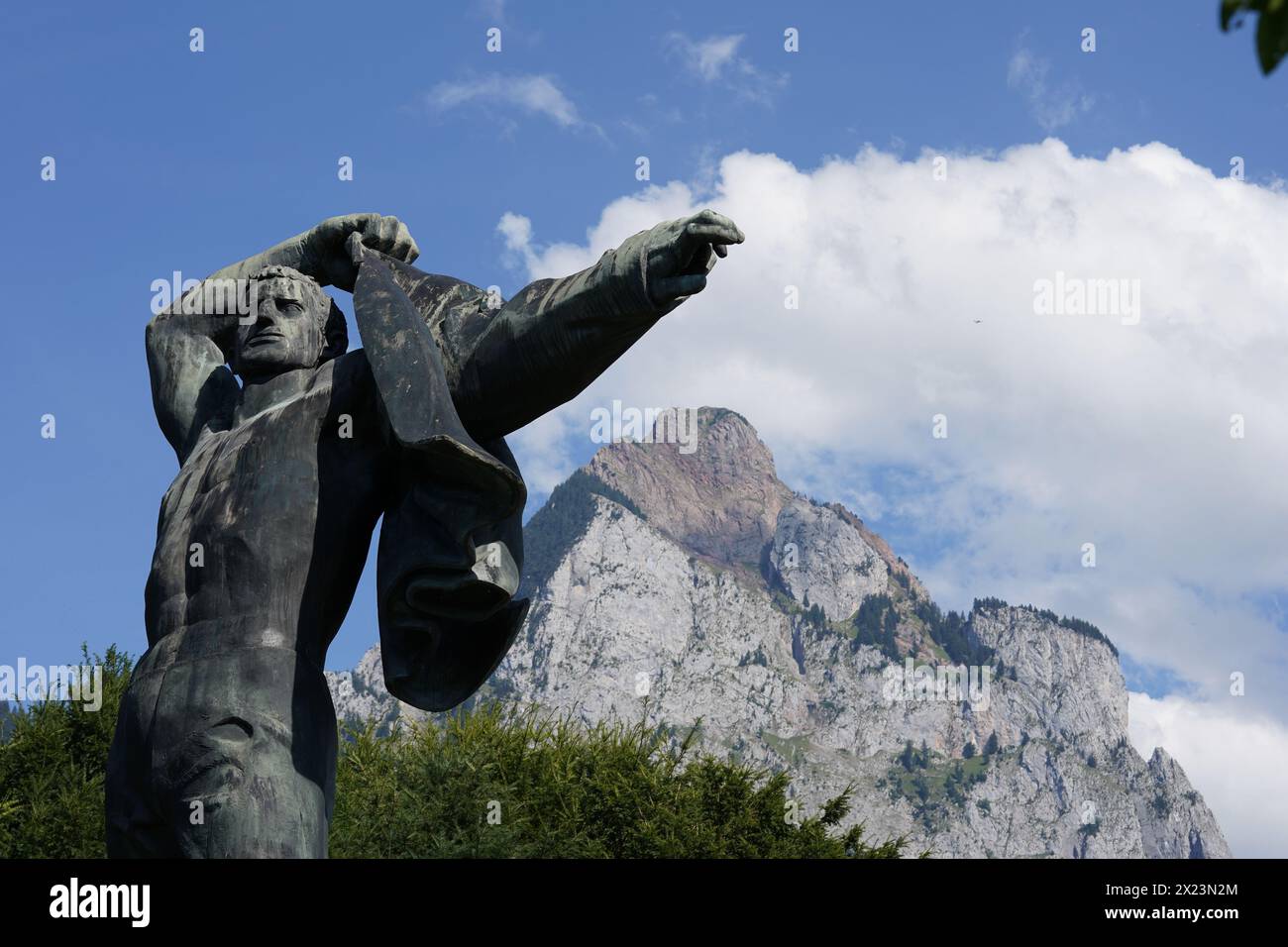 Monument à la préparation militaire dans la ville Schwyz. Découpe montrant un staute d'un homme enfilant une veste. Banque D'Images