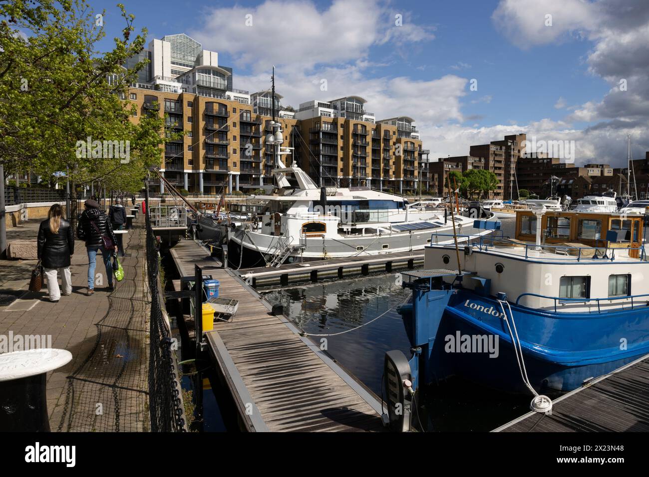 St Katharine Docks, anciens docks situés dans l'East End du quartier londonien de Tower Hamlets, maintenant une communauté d'appartements de luxe comprenant des restaurants. Banque D'Images