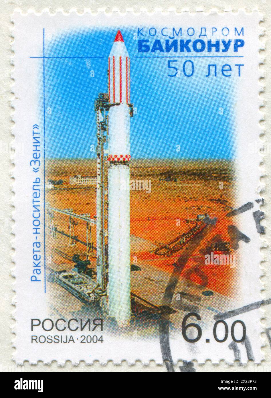 RUSSIE - VERS 2004 : timbre imprimé par la Russie, montre la fusée Zenit au cosmodrome de Baïkonour, vers 2004 Banque D'Images