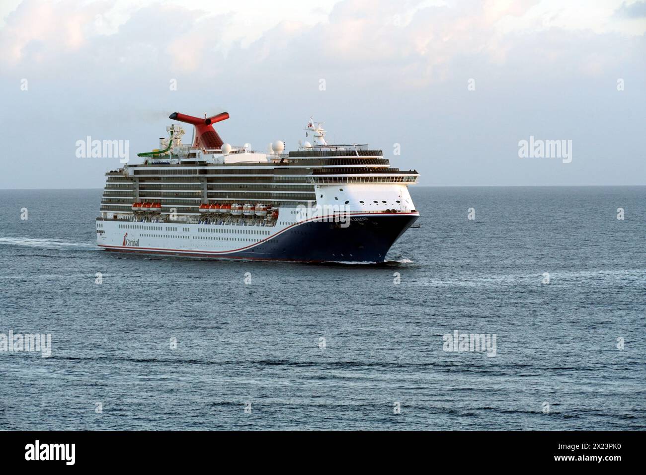 Navire de croisière Carnival Legend approchant le port de Nassau aux Bahamas qui est l'une des îles des Caraïbes. Banque D'Images