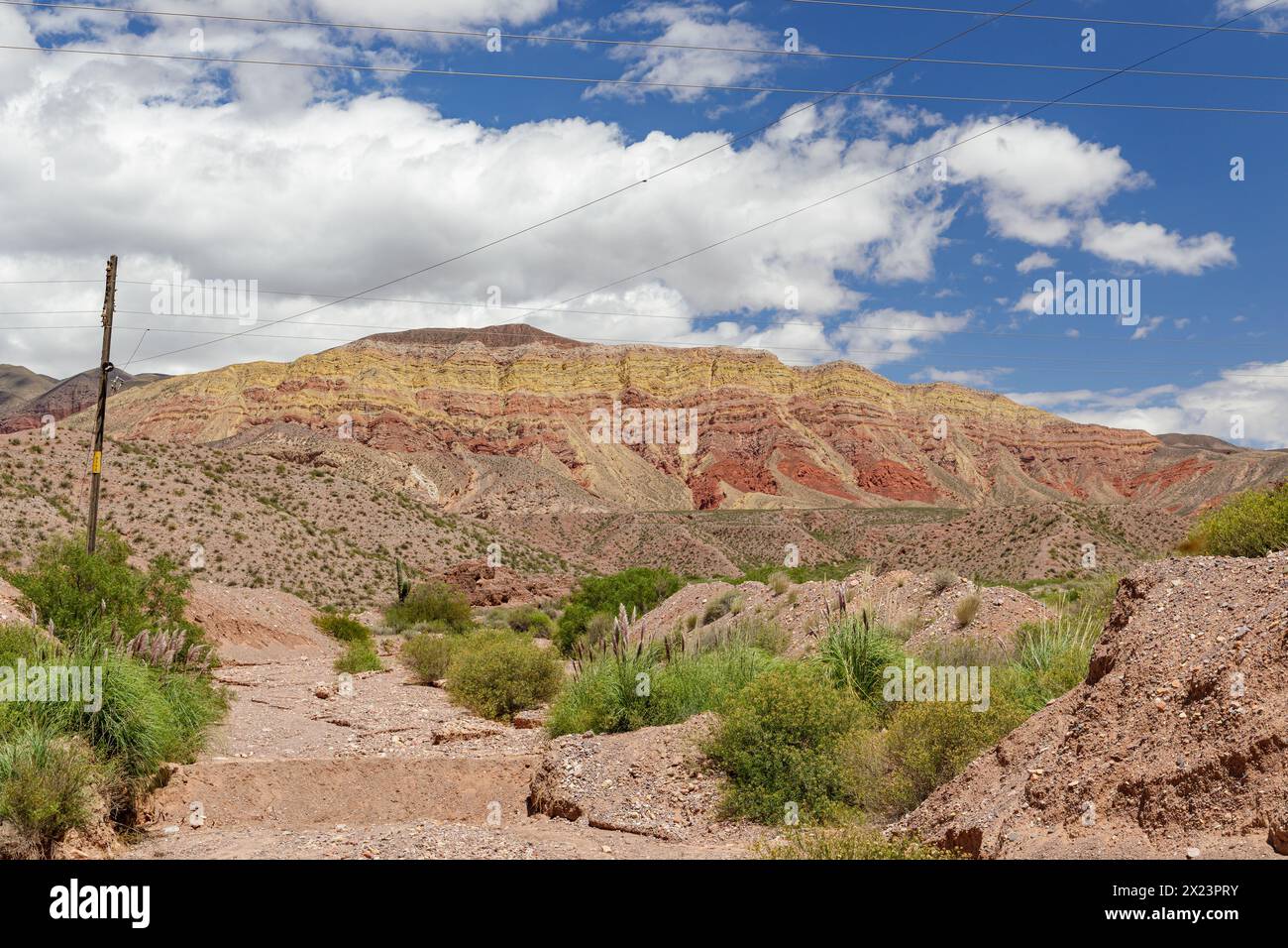 Vue panoramique sur les collines de Yacoraite, province de Jujuy, Argentine. Banque D'Images
