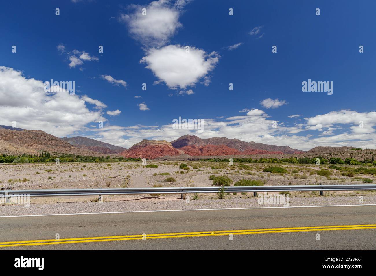 Vue sur les collines depuis la route 9 à Uquia, province de Jujuy, Argentine. Banque D'Images