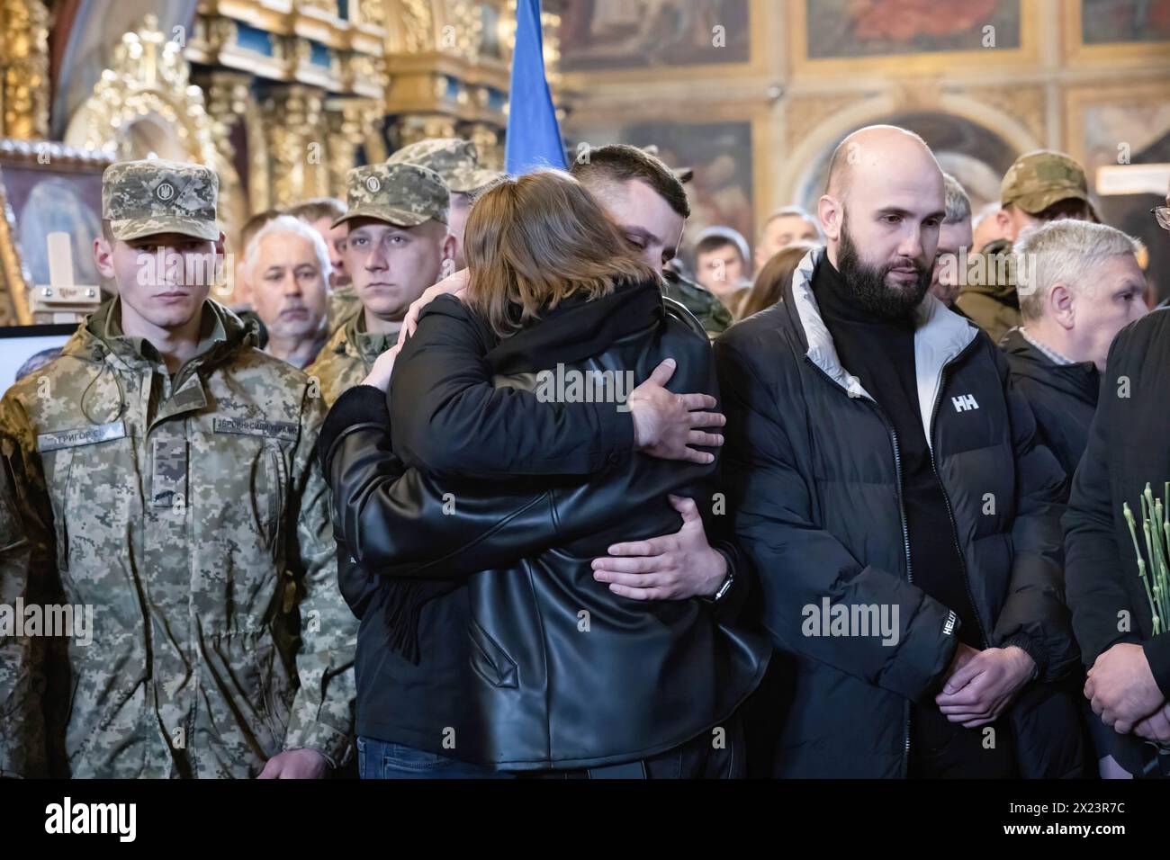 Kiev, Ukraine. 19 avril 2024. Les gens pleurent lors d'un service funéraire pour le militaire ukrainien et personnalité publique Pavlo Petrychenko, qui a été tué dans un combat contre les troupes russes dans l'est de l'Ukraine, à Kiev. Crédit : SOPA images Limited/Alamy Live News Banque D'Images