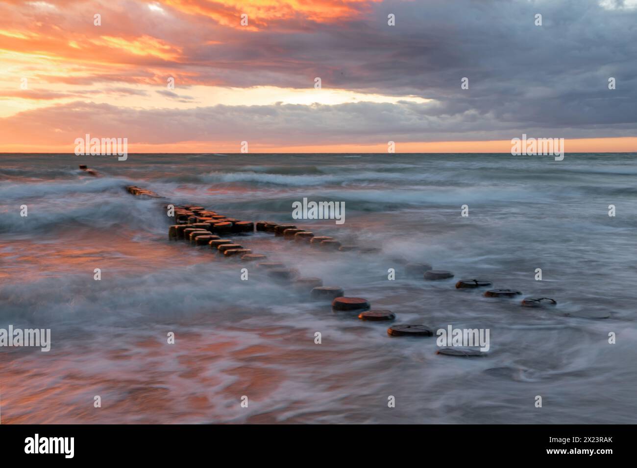 Mer agitée au coucher du soleil devant Ahrenshoop, mer Baltique, Mecklembourg-Poméranie occidentale, Allemagne Banque D'Images