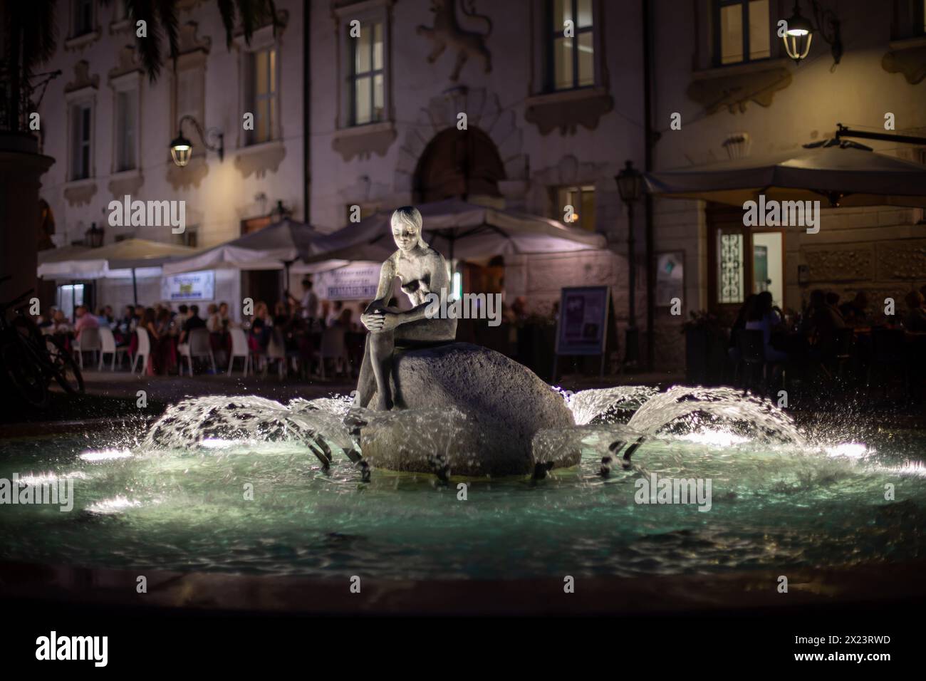 Fontana della Sirenetta en fin de soirée, Riva del Garda, Lac de Garde, Italie Banque D'Images