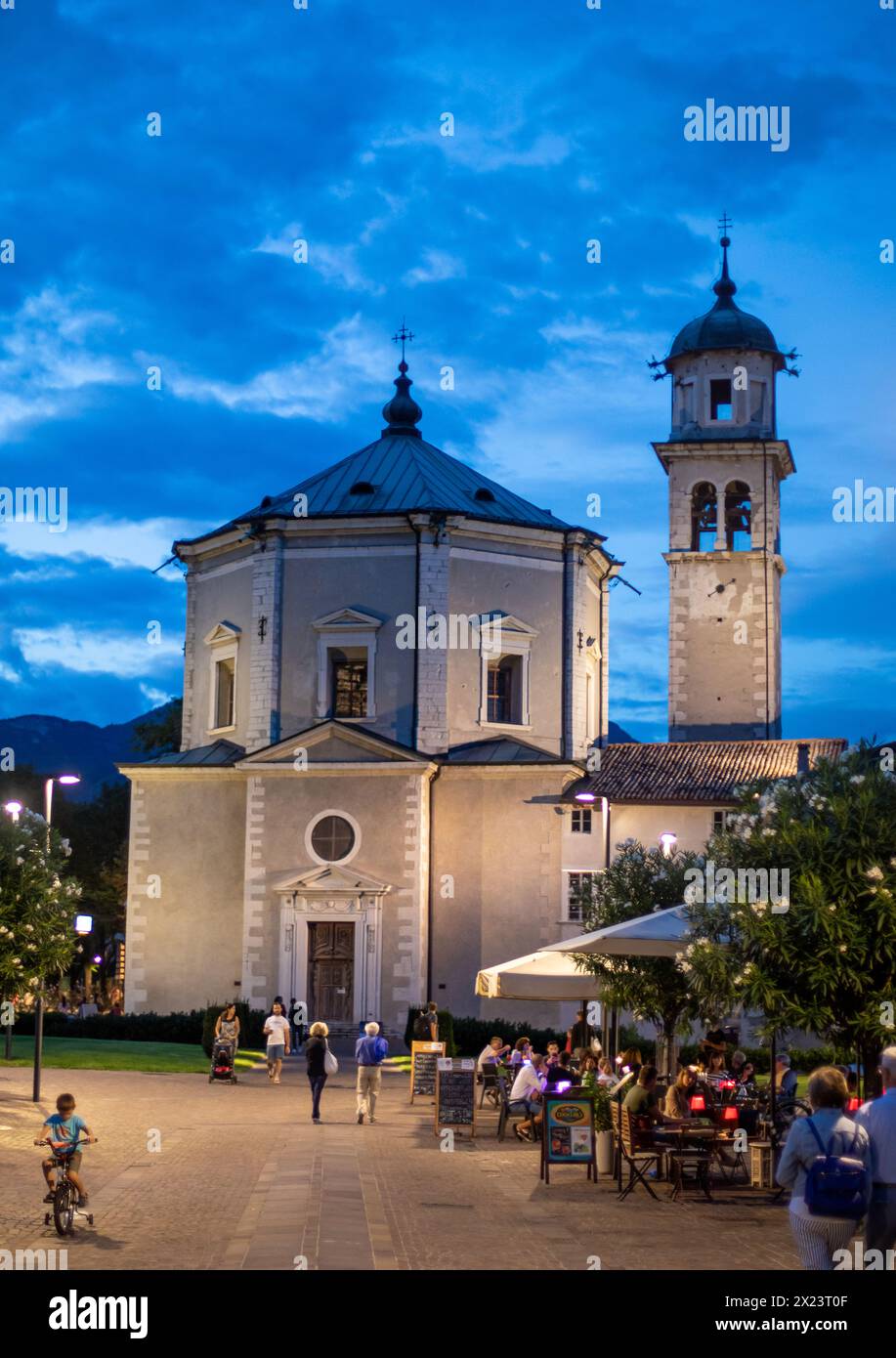 Chiesa di S. Maria Inviolata la nuit, Riva del Garda, Lac de Garde, Italie Banque D'Images