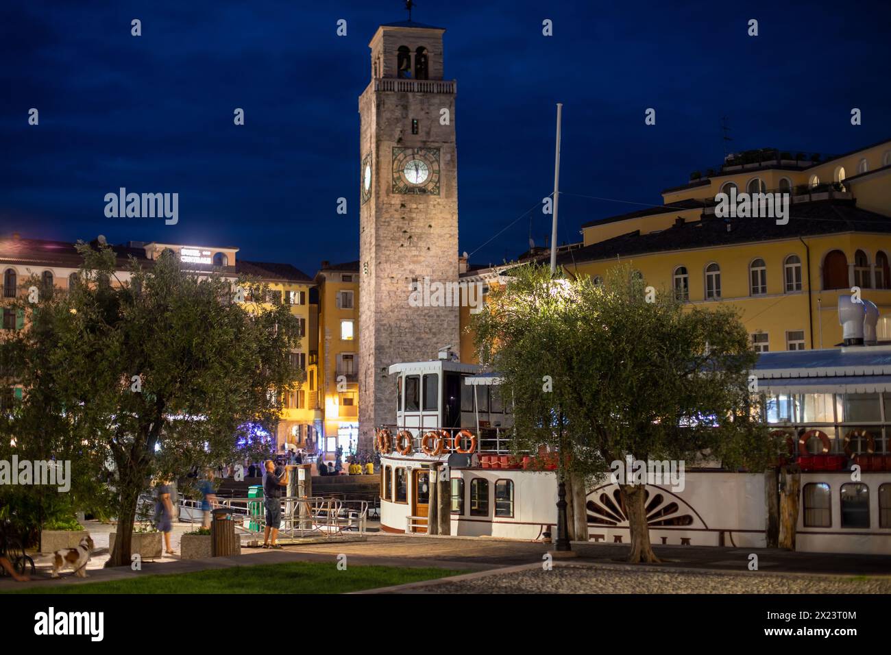 Le port de Riva del Garda la nuit, lac de Garde, Italie Banque D'Images
