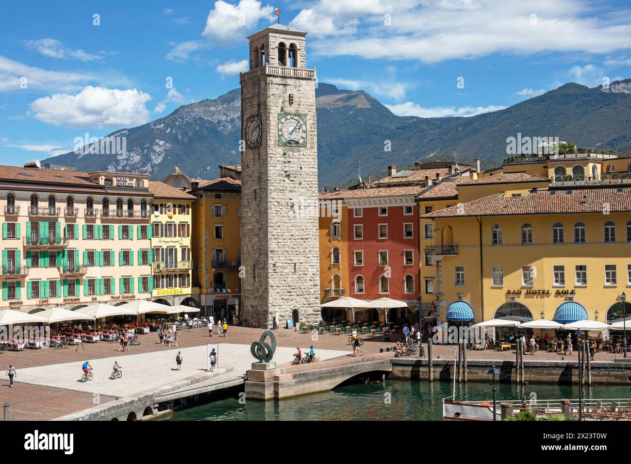 Piazza III novembre avec la Torre Apponale, Riva del Garda, Lac de Garde, Italie Banque D'Images