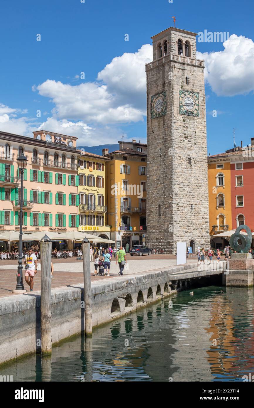 Piazza III novembre avec la Torre Apponale, Riva del Garda, Lac de Garde, Italie Banque D'Images
