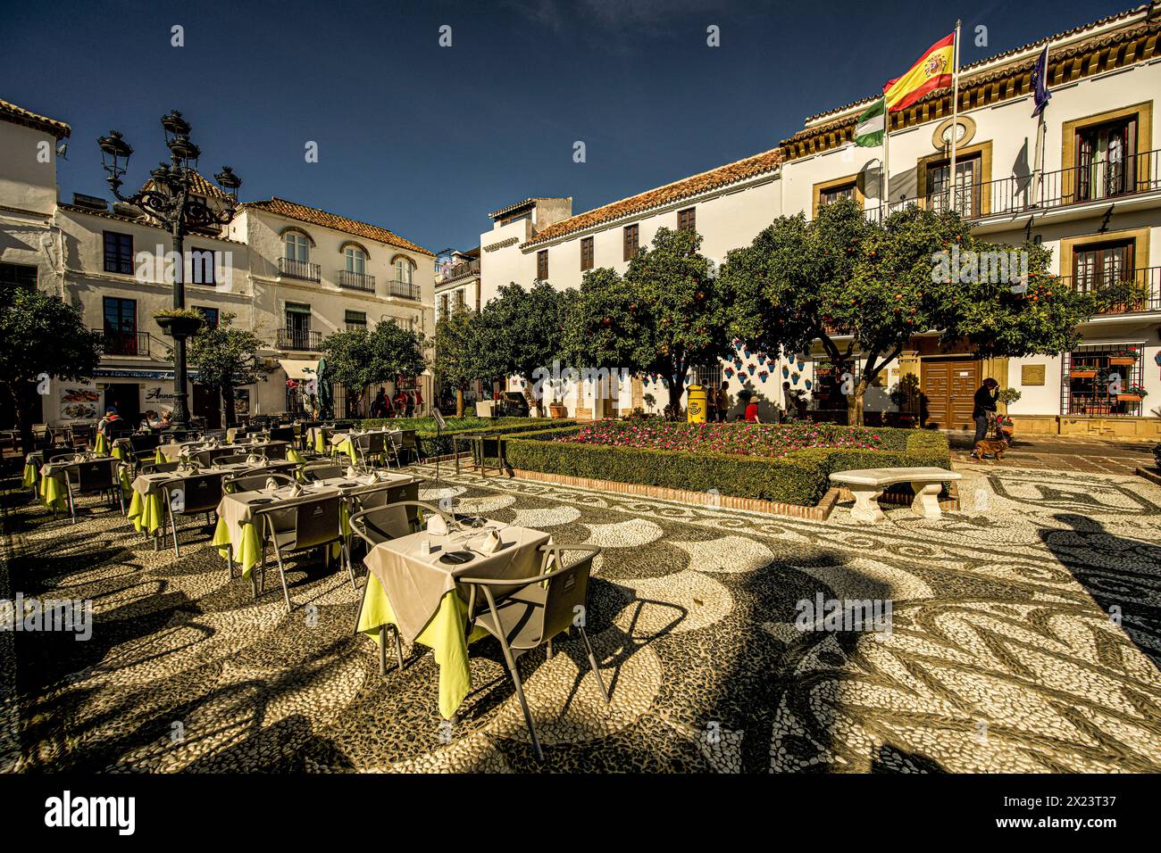 Dîner en plein air sur la Plaza de los Naranjos et les maisons blanches andalouses typiques de la vieille ville de Marbella, Costa del sol, Andalousie, Espagne Banque D'Images