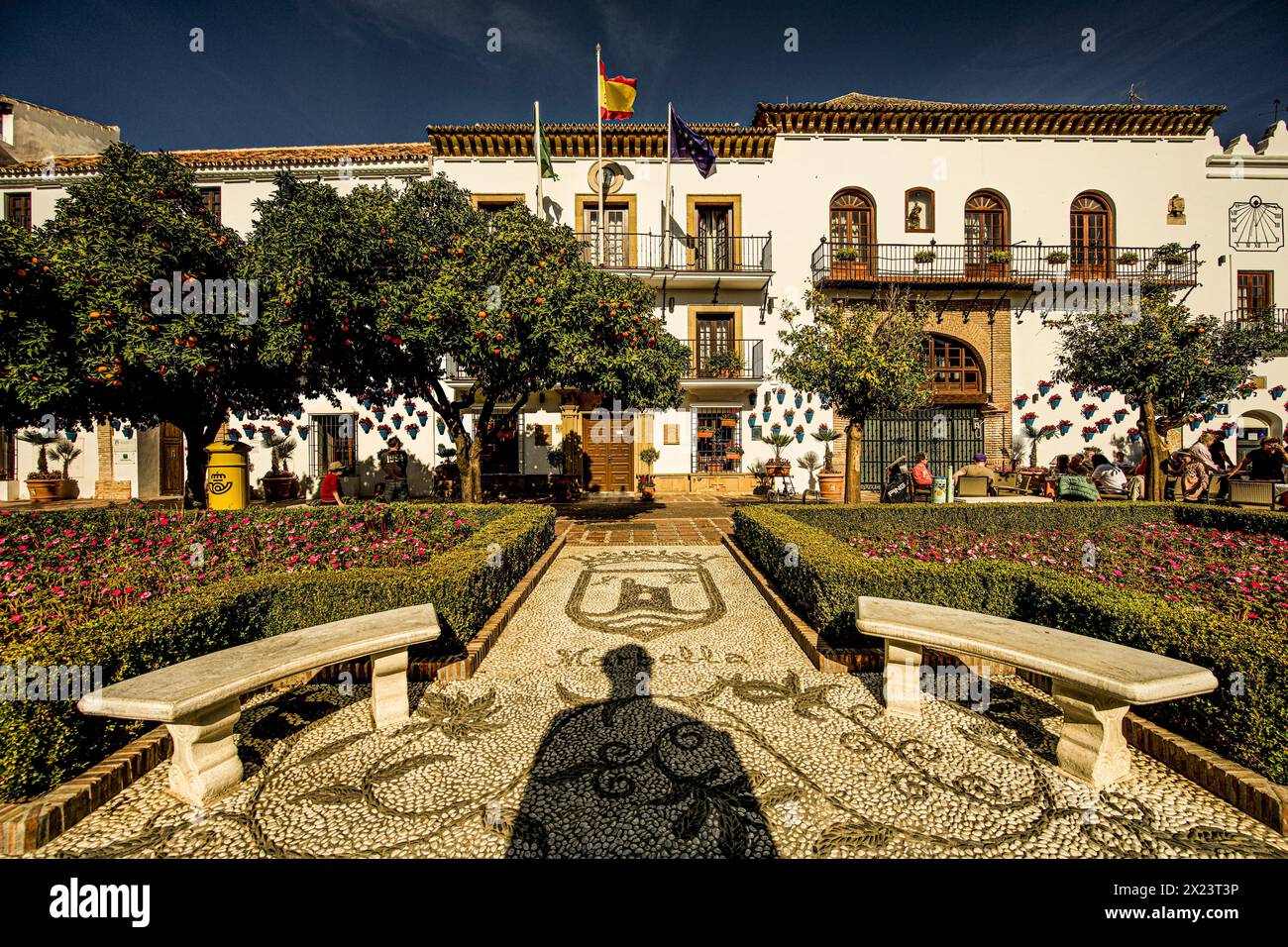 Plaza de los Naranjos dans la vieille ville de Marbella avec vue sur la mairie, silhouette du buste du roi Juan Carlos au premier plan, Costa del Banque D'Images