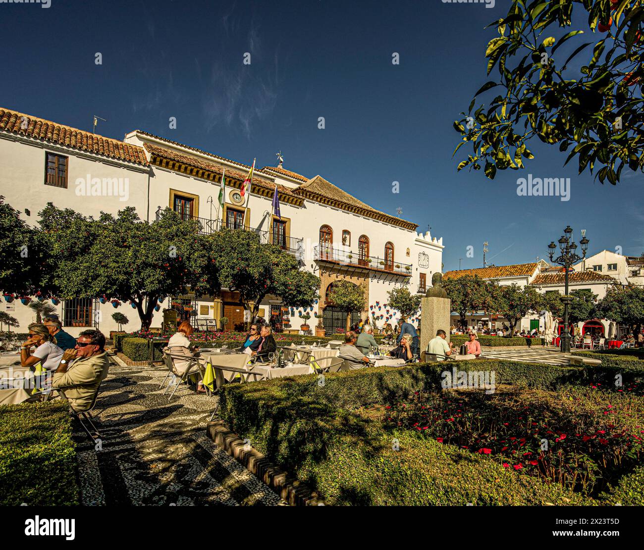 Plaza de los Naranjos avec parc, orangers, salle à manger en plein air et hôtel de ville, Marbella, Costa del sol, Andalousie, Espagne Banque D'Images