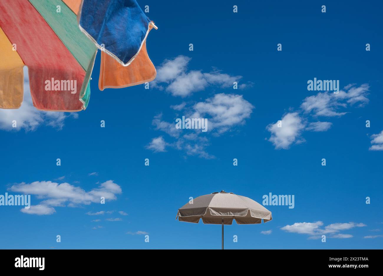 Parasols de plage contre un ciel d'été Banque D'Images