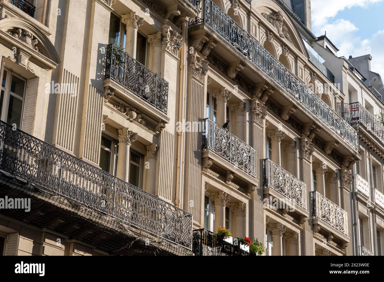 Beaux balcons sur des structures haussmanniennes à Paris, France Banque D'Images