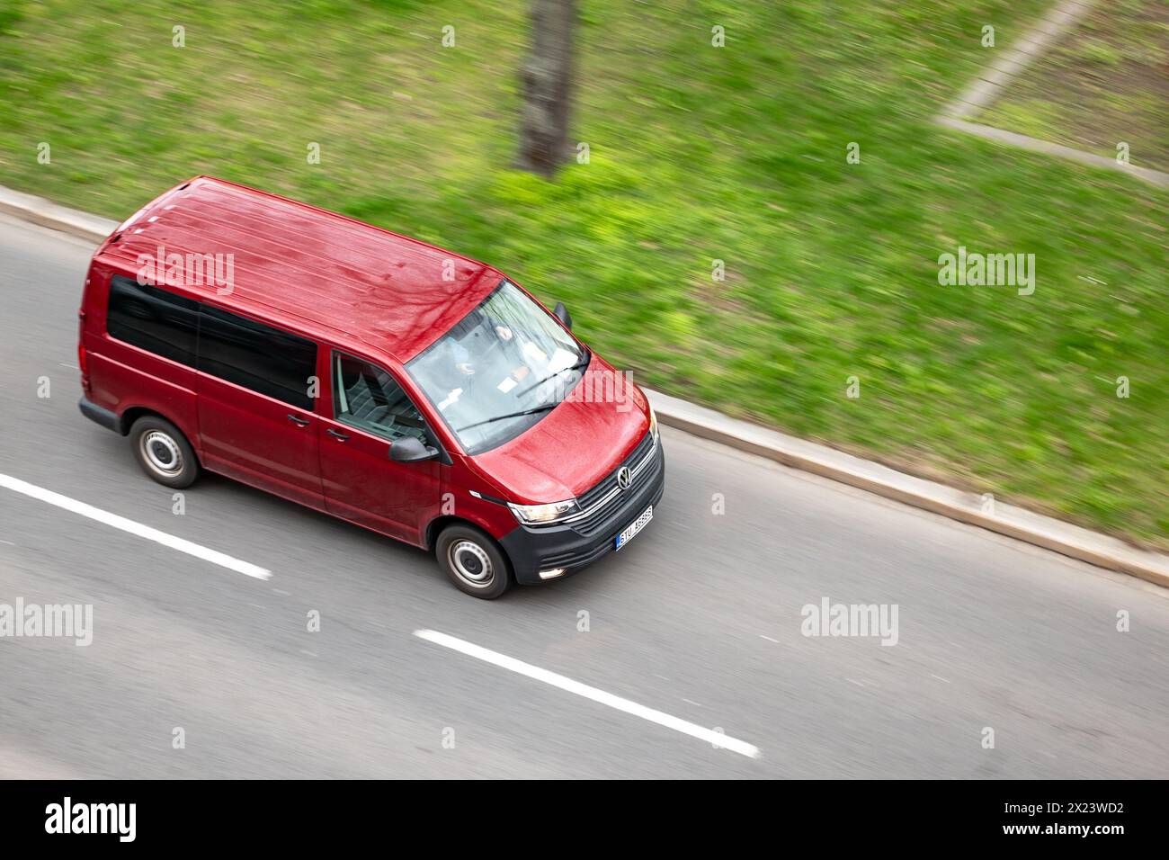 OSTRAVA, RÉPUBLIQUE TCHÈQUE - 16 MARS 2024 : Volkswagen transporter T6 fourgon commercial avec effet flou de mouvement Banque D'Images