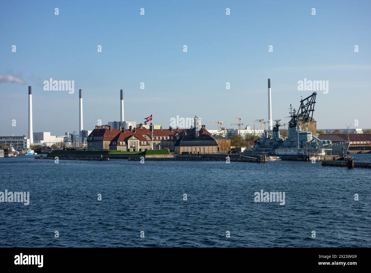 COPENHAGUE, DANEMARK - 28 OCTOBRE 2014 : île d'Amager avec centrale électrique, navire de l'armée et Bindesboll Banque D'Images