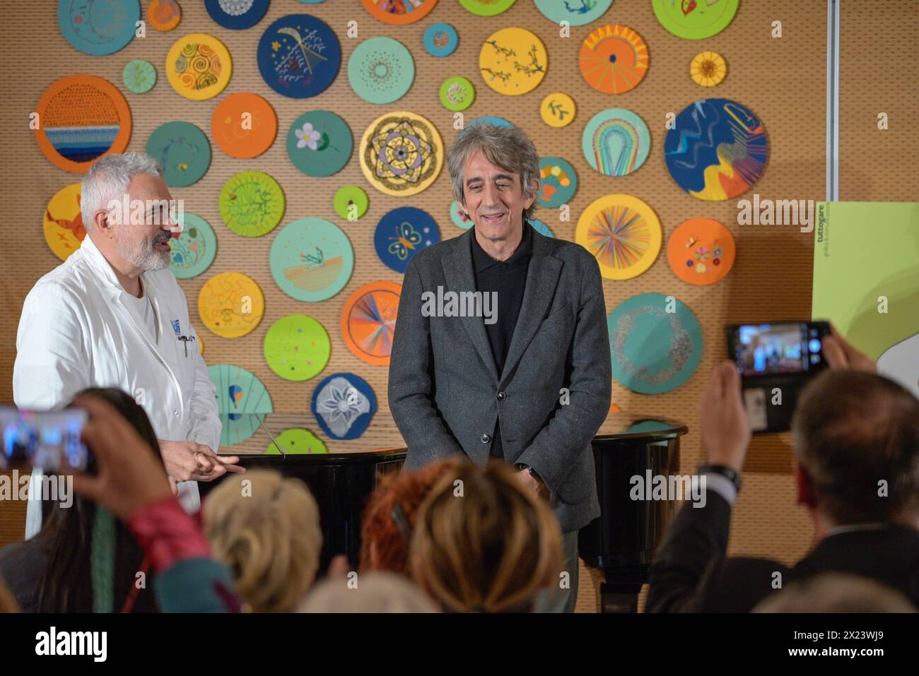 Carrara, Massa-Carrara, Toscane, Italie, 19 avril 2024, Sergio Rubini, acteur, réalisateur et scénariste italien, à Massa Carrara à l'occasion du spectacle 'il caso Jekyll' (L'affaire Jekyll), a visité aujourd'hui le NOA (Nuovo ospedale Apuano), pour la série Donatori di Musica (donateurs de musique), dans lequel des personnalités du show business donnent des moments de détente aux patients du service d'oncologie. Acceptation de l'invitation du Dr Andrea Mambrini. Crédits : Paolo Maggiani/Alamy Live News Banque D'Images