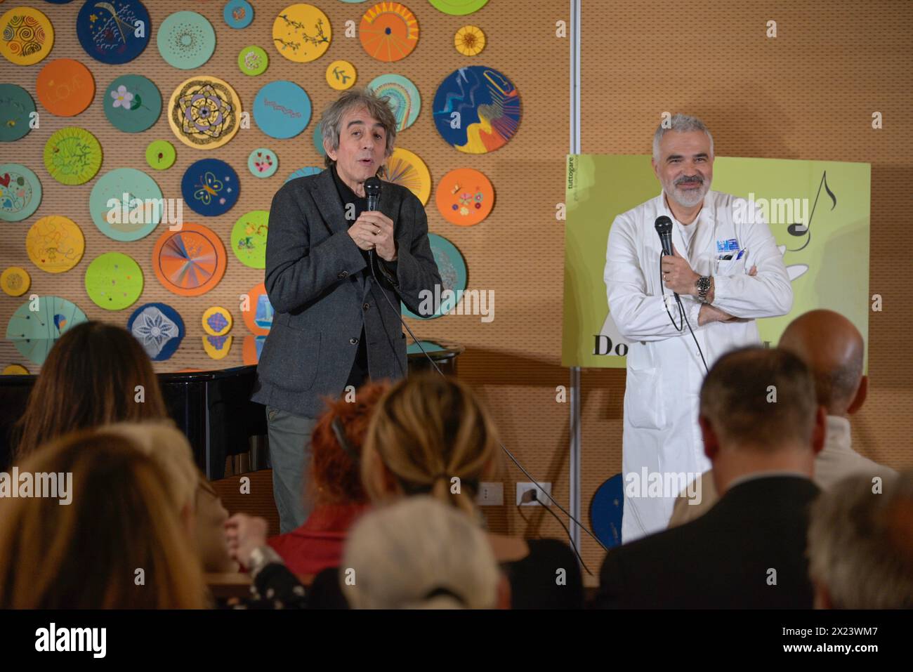 Carrara, Massa-Carrara, Toscane, Italie, 19 avril 2024, Sergio Rubini, acteur, réalisateur et scénariste italien, à Massa Carrara à l'occasion du spectacle 'il caso Jekyll' (L'affaire Jekyll), a visité aujourd'hui le NOA (Nuovo ospedale Apuano), pour la série Donatori di Musica (donateurs de musique), dans lequel des personnalités du show business donnent des moments de détente aux patients du service d'oncologie. Acceptation de l'invitation du Dr Andrea Mambrini. Crédits : Paolo Maggiani/Alamy Live News Banque D'Images