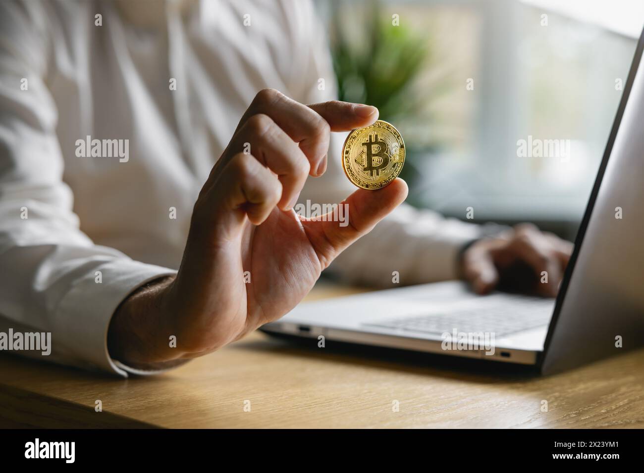 homme tenant bitcoin à la main. concept d'achat et d'investissement crypto Banque D'Images