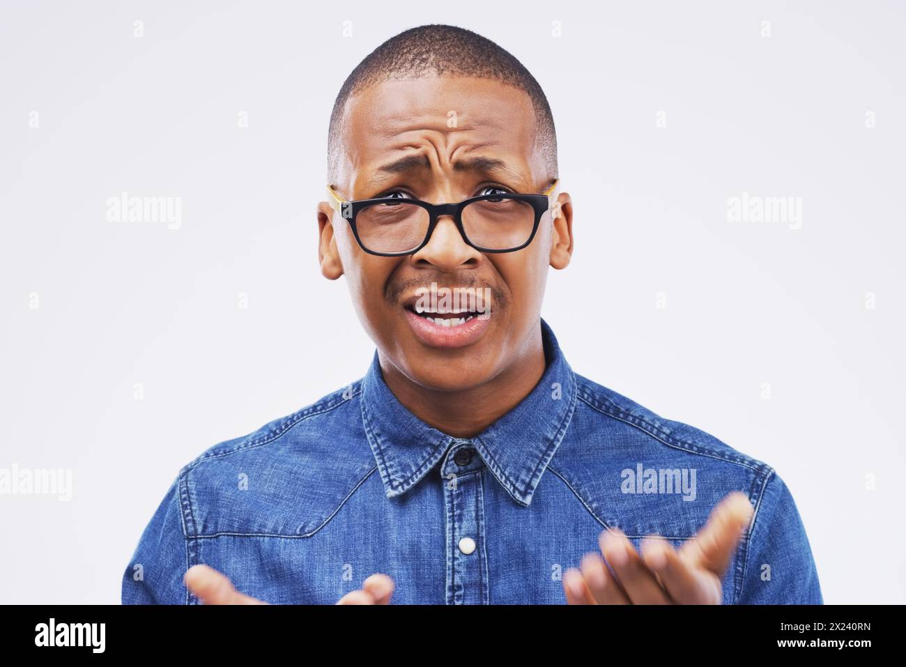 Personne noire, studio ou choquée en portrait avec des lunettes pour conversation, surprise ou doute avec confusion. Modèle masculin, confus ou parlant avec Banque D'Images
