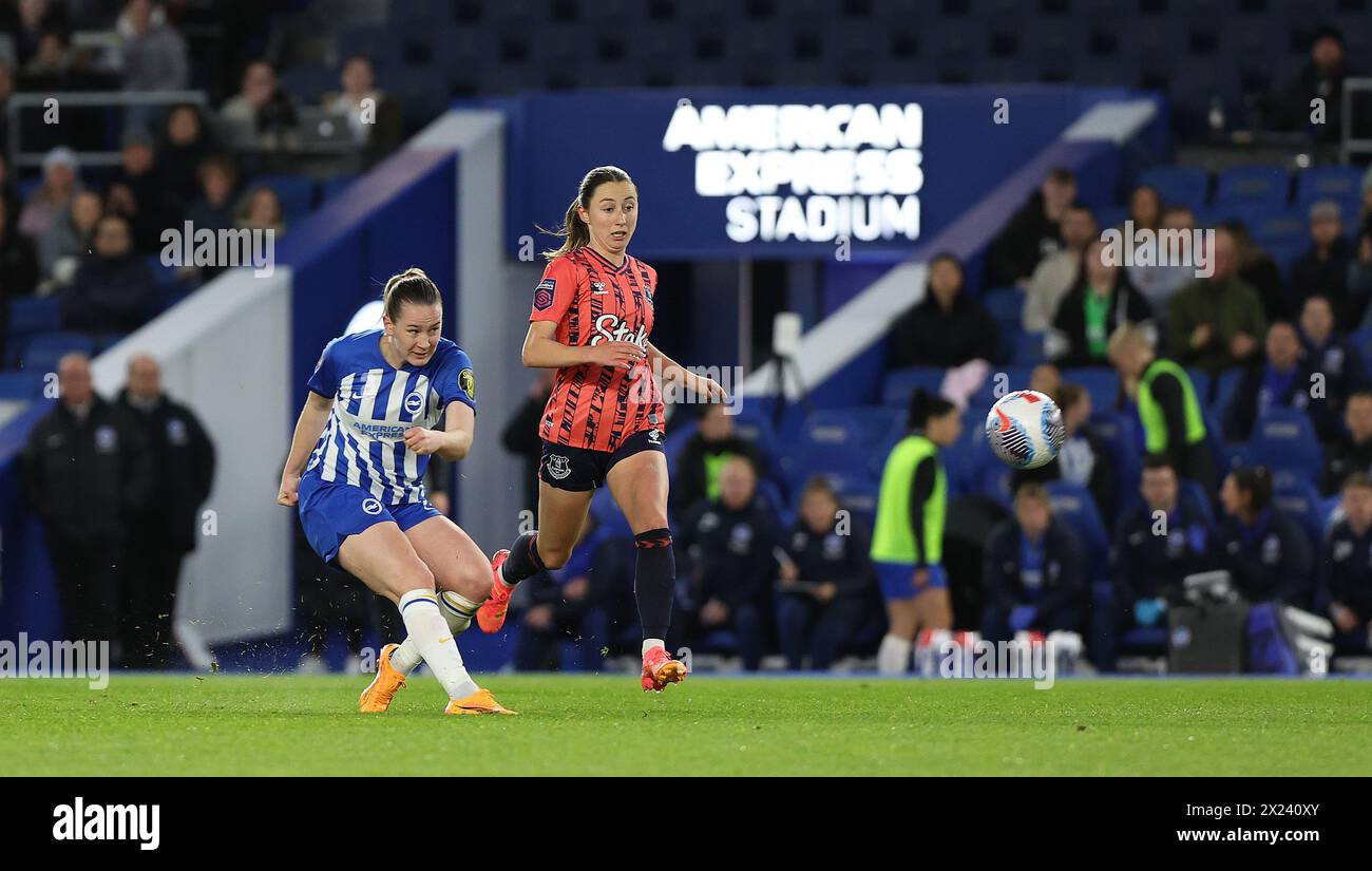 Brighton, Royaume-Uni. 19 avril 2024. Elisabeth Terland de Brighton est proche de marquer avec un tir à longue portée lors du match de Super League féminin entre Brighton & Hove `Albion et Everton au stade American Express. Crédit : James Boardman/Alamy Live News Banque D'Images