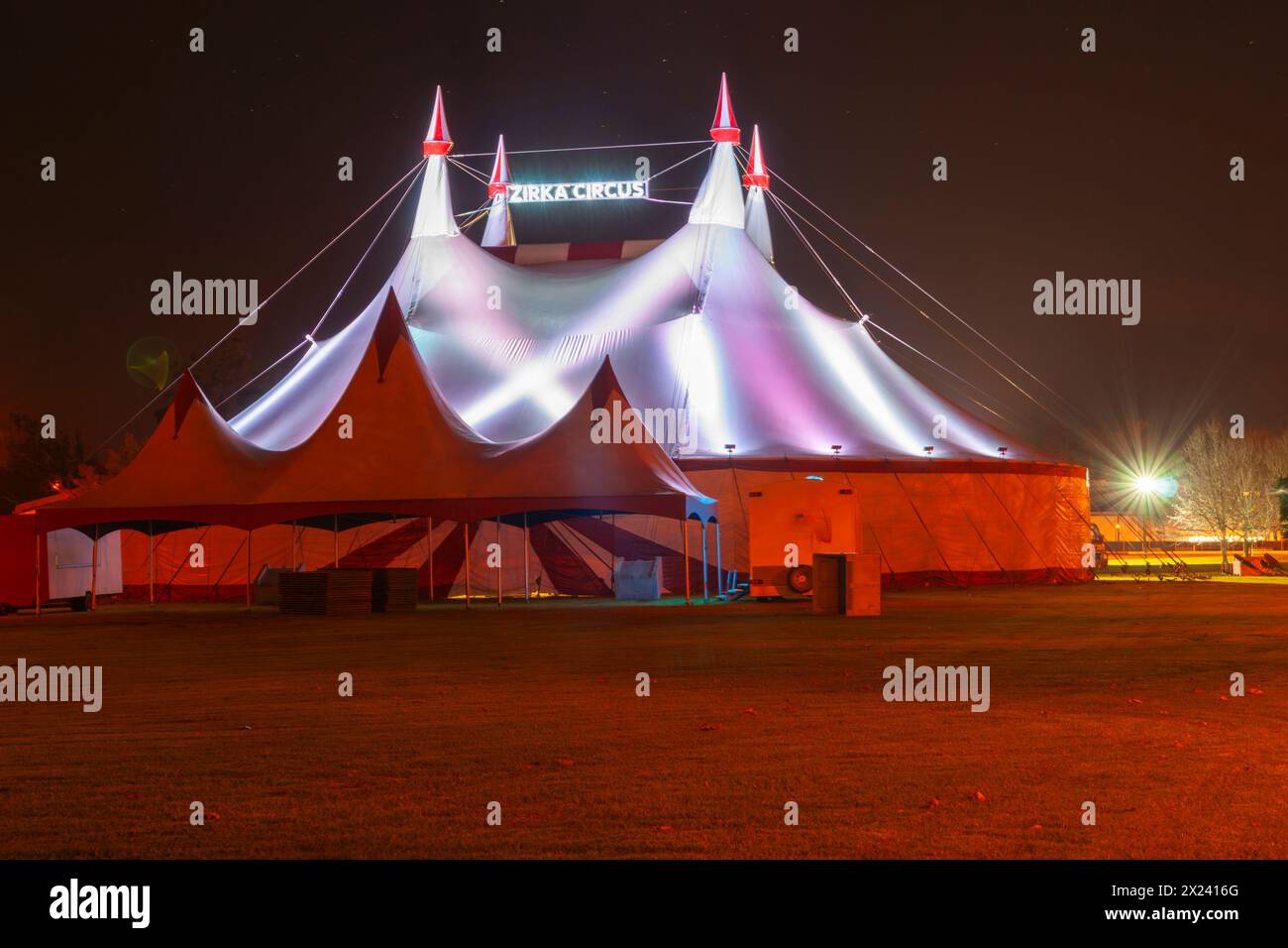 Tauranga Nouvelle-Zélande - 5 juillet 2011 ; tente de cirque illuminée de l'intérieur la nuit Banque D'Images