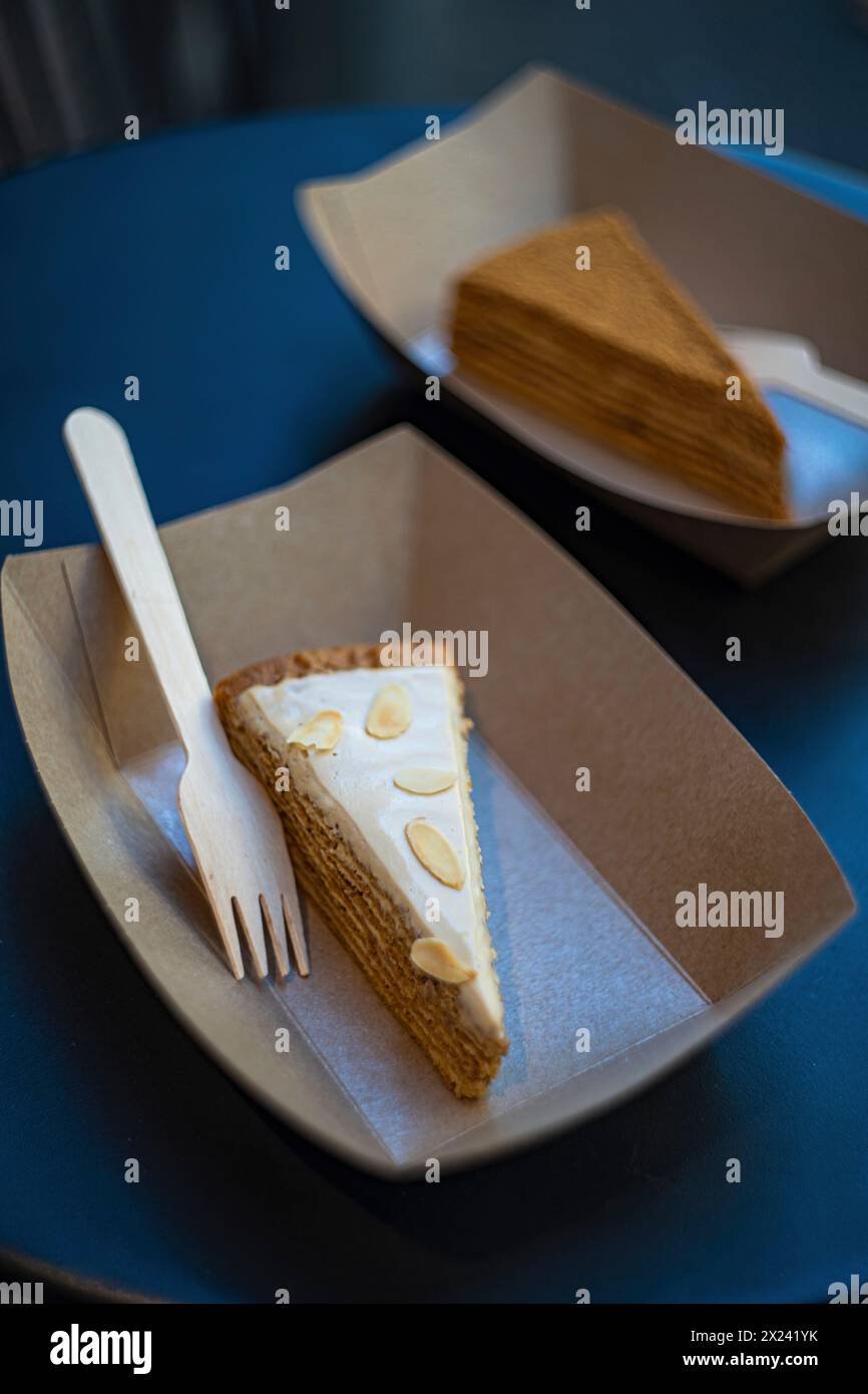 Tranche de gâteau au miel dans un plateau en carton Banque D'Images