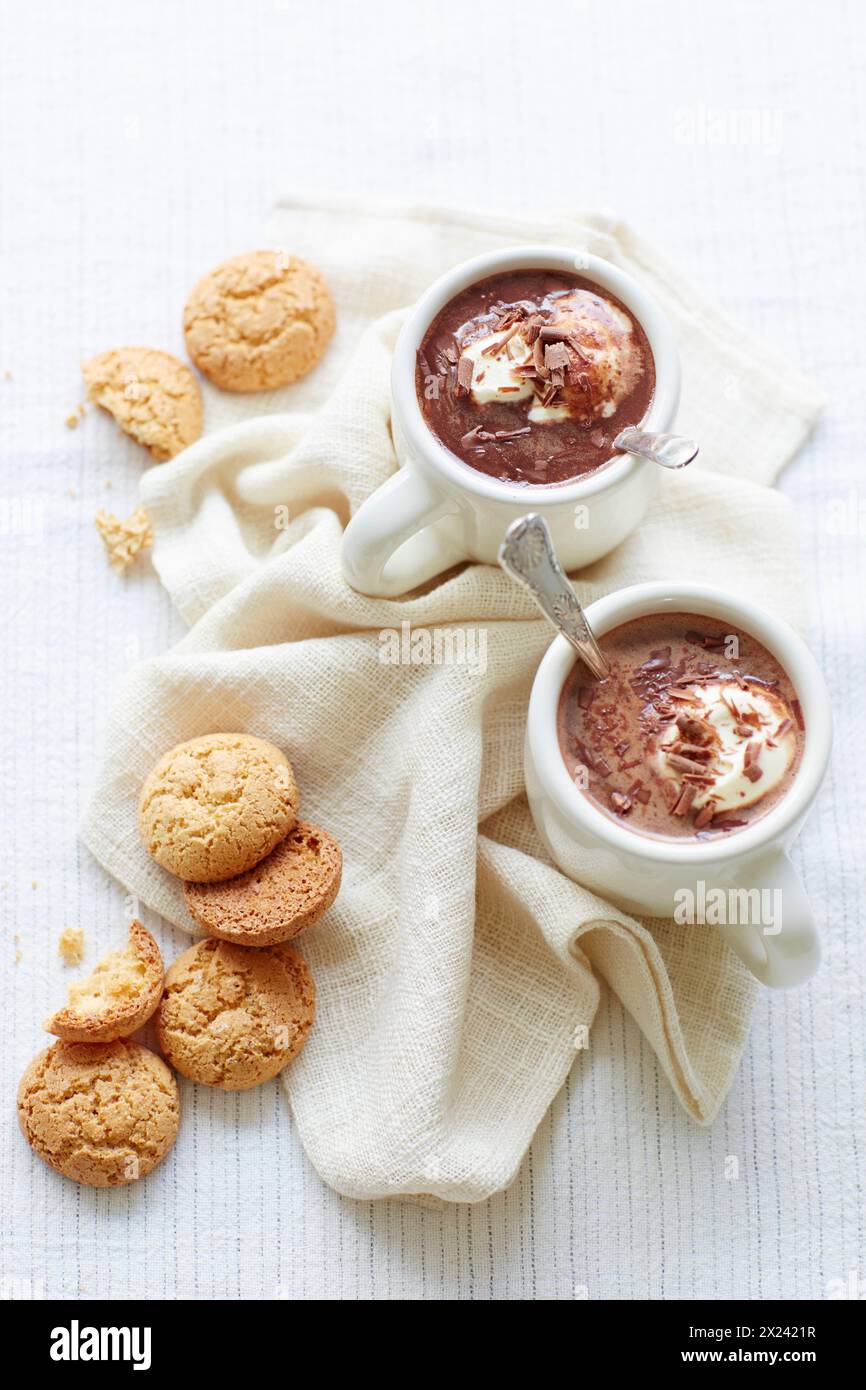 Chocolat chaud avec crème et amaretti Banque D'Images