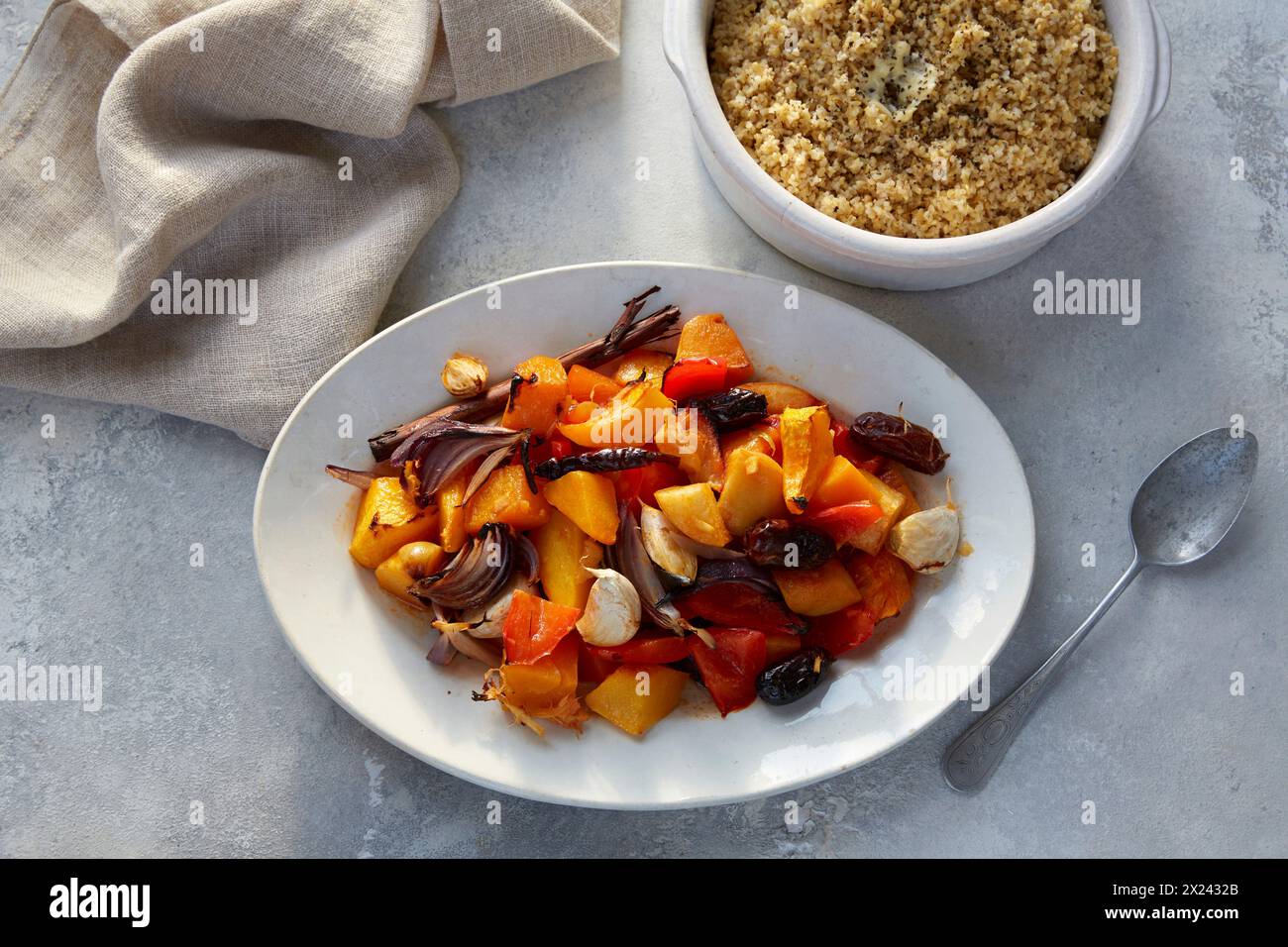 Ragoût de citrouille et de coing épicé avec dattes et blé concassé Banque D'Images