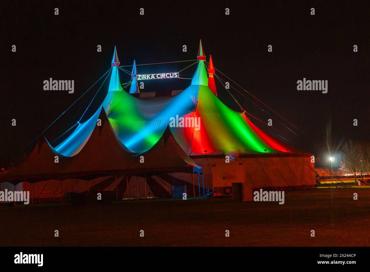 Tauranga Nouvelle-Zélande - 5 juillet 2011 ; tente de cirque illuminée de l'intérieur la nuit Banque D'Images