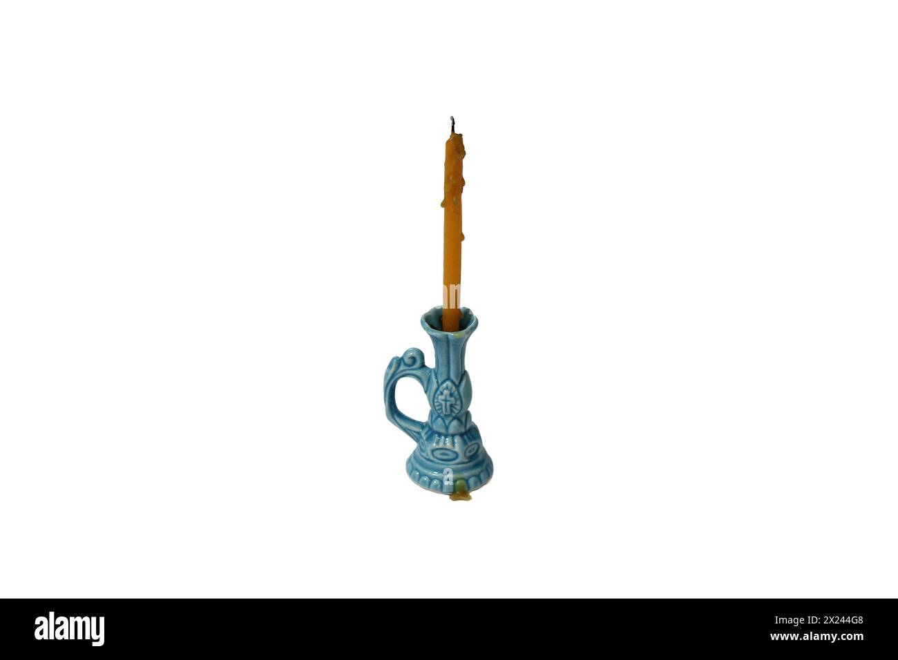 Bougie dans Old Candlestick isolé sur fond blanc. Banque D'Images