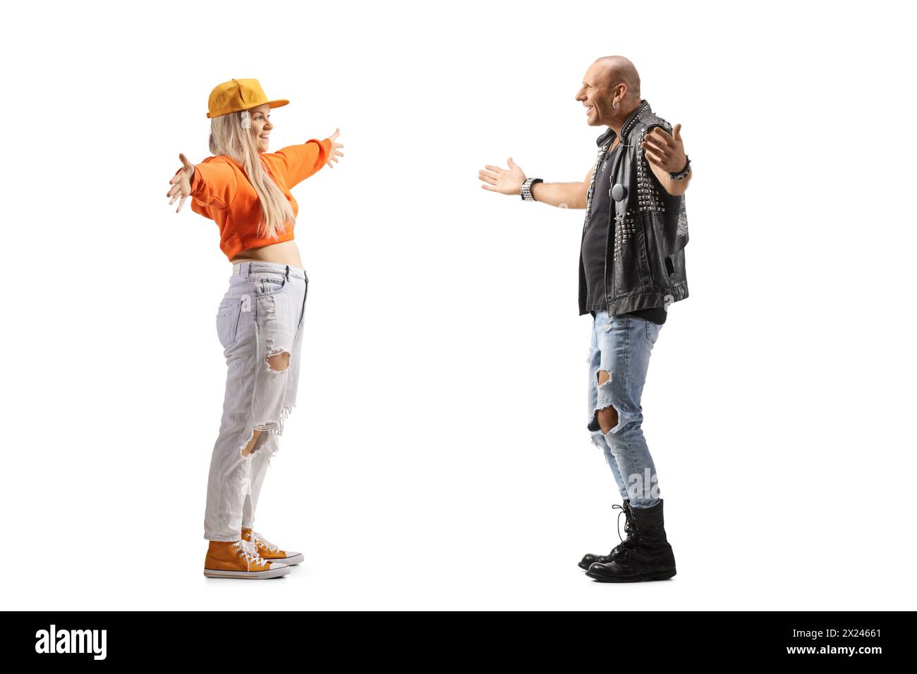 Plan de profil pleine longueur d'une jeune femme rencontrant un punk isolé sur fond blanc Banque D'Images