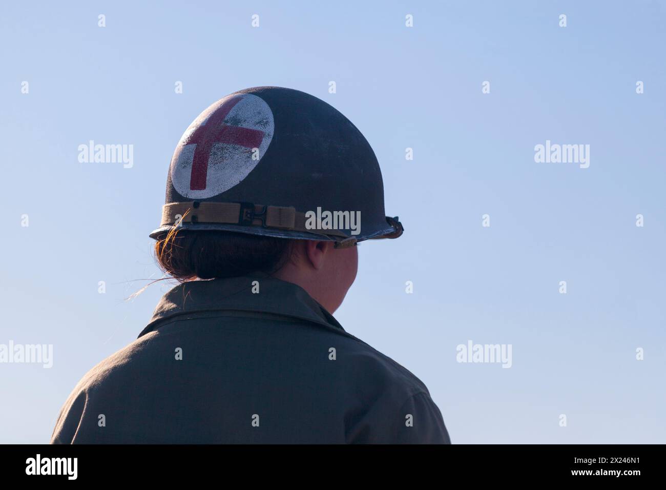 Femme du United States Army Nurse corps vue de derrière en uniforme de la seconde Guerre mondiale. Banque D'Images