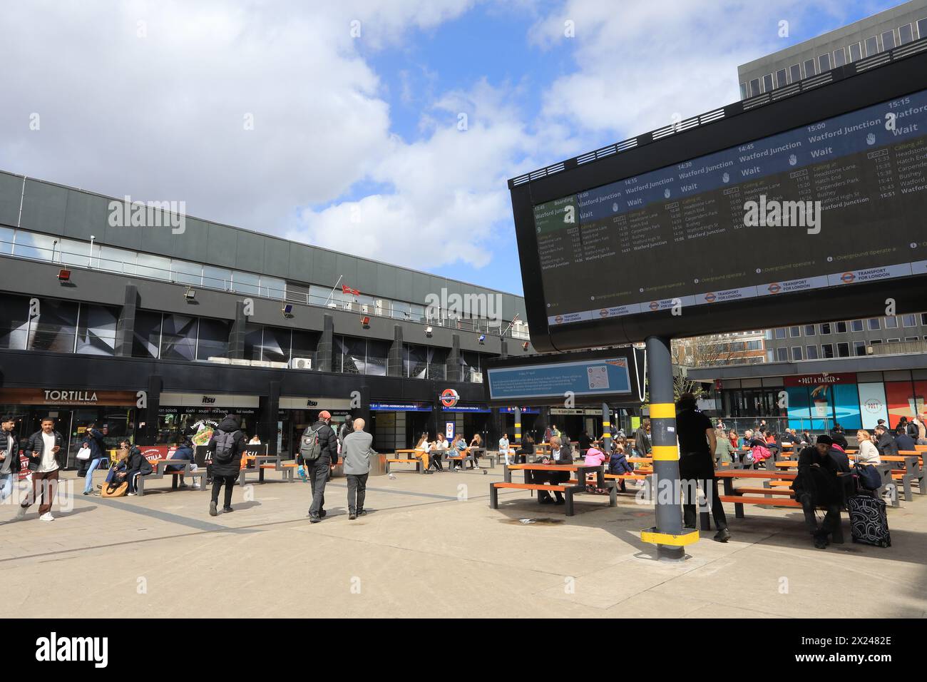 Euston plaza en face de la gare, avec le panneau de départ, dans le nord de Londres, Royaume-Uni Banque D'Images