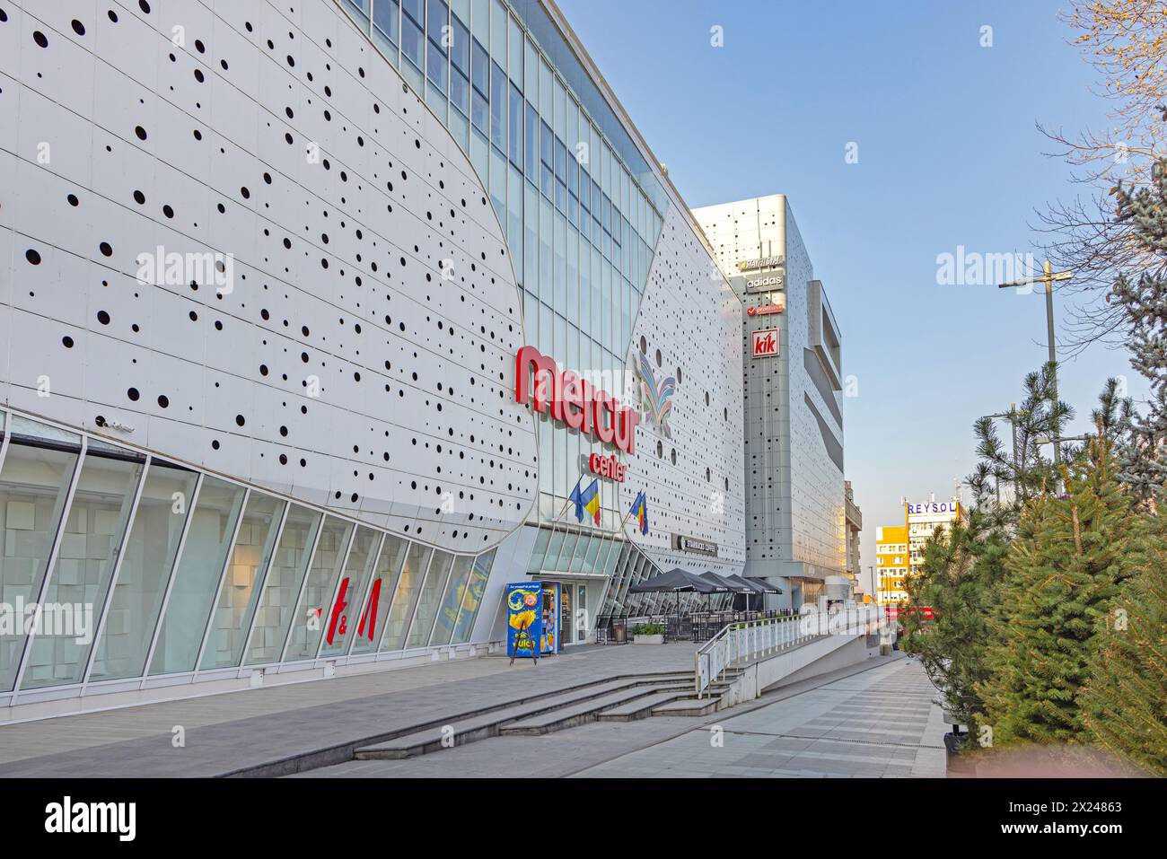 Craiova, Roumanie - 16 mars 2024 : entrée au Mercur Center Modern Shopping Mall Building à Calea Unirii Street Spring Day. Banque D'Images