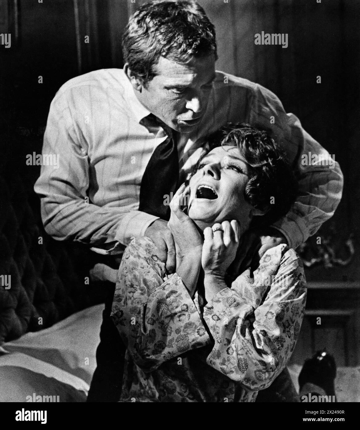 Paul Burke, Polly Bergen, sur le plateau de la série d'anthologie télévisée, 'Thriller', épisode : 'anatomie de la terreur', ITV, télévision indépendante, 1973 Banque D'Images