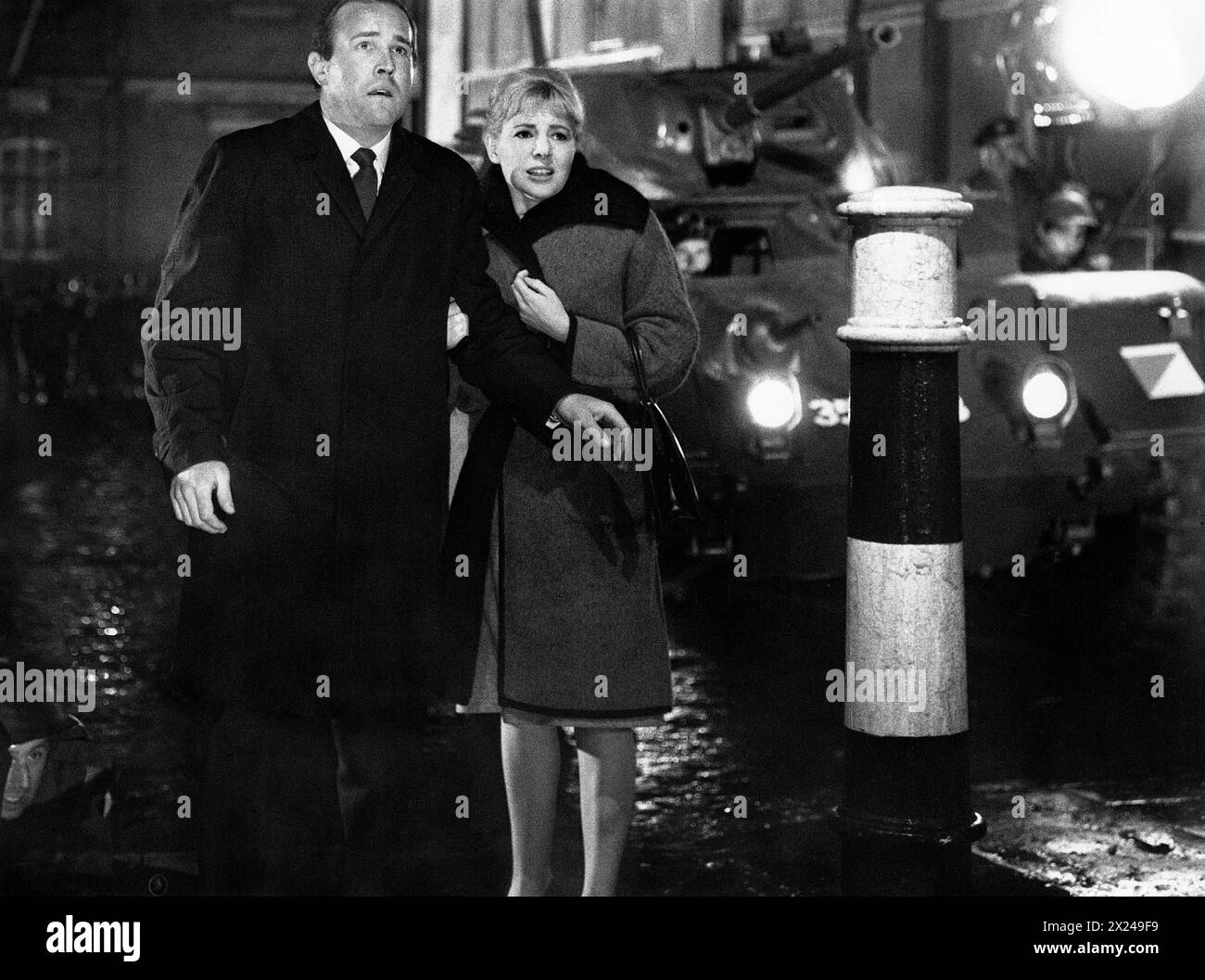 Ian Henry, Barbara Ferris, sur le plateau du film, 'les enfants des damnés', MGM, 1964 Banque D'Images