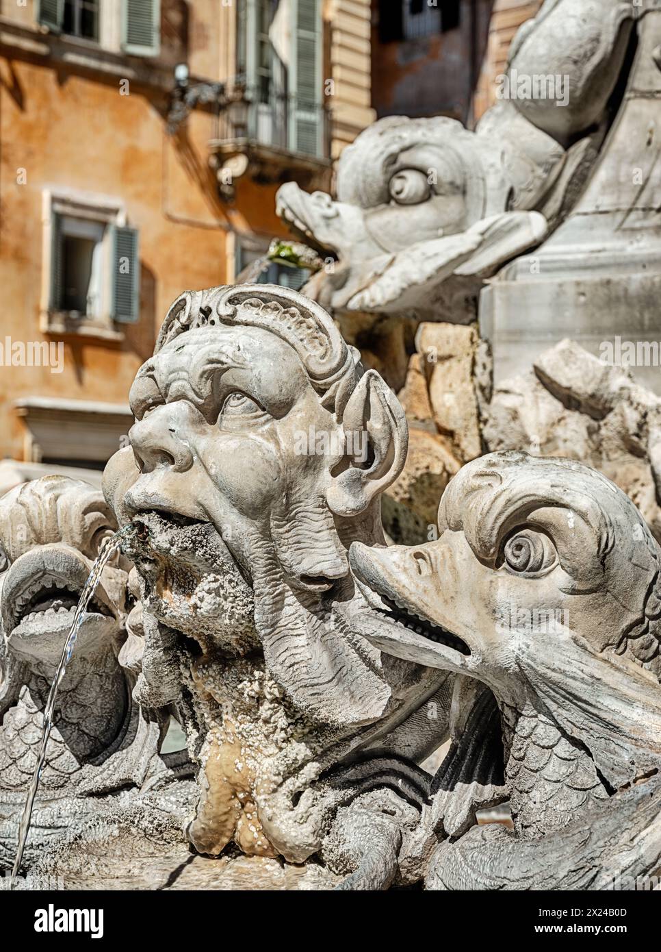 La fontaine fantaisiste de la Fontana del Pantheon à Rome présente de l'eau provenant d'hommes et de poissons. Banque D'Images