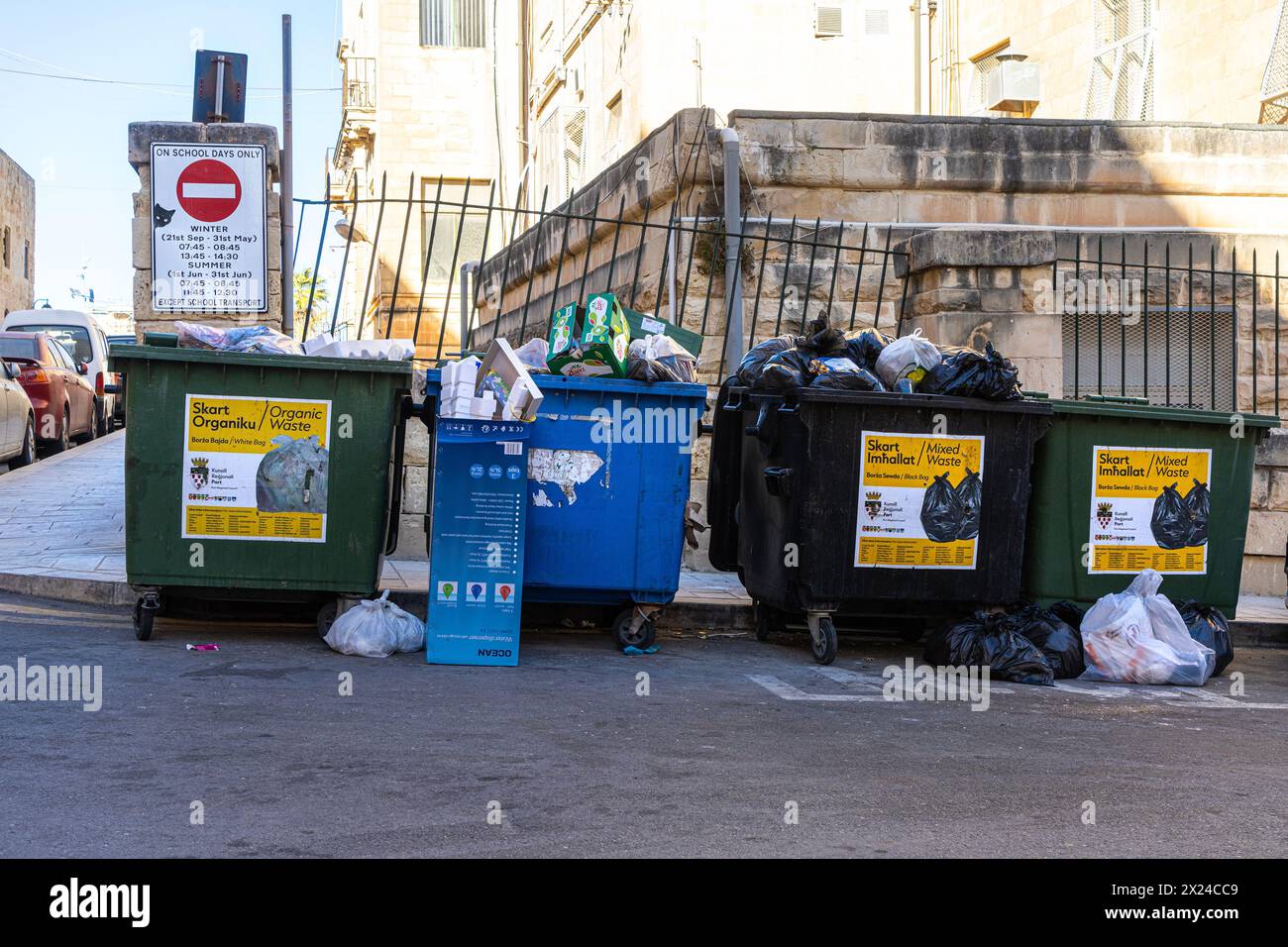 Valletta, Malte, 3 avril 2024. les poubelles pleines de collecte séparée des déchets dans le centre historique de la ville Banque D'Images