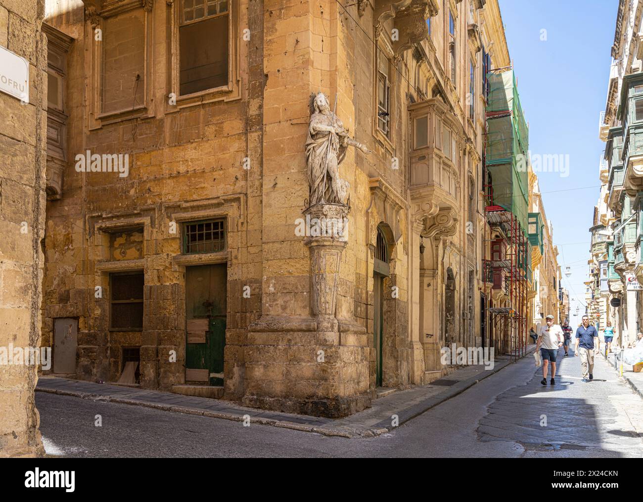 Valletta, Malte, 3 avril 2024. une statue religieuse typique dans le coin du centre historique de la ville Banque D'Images