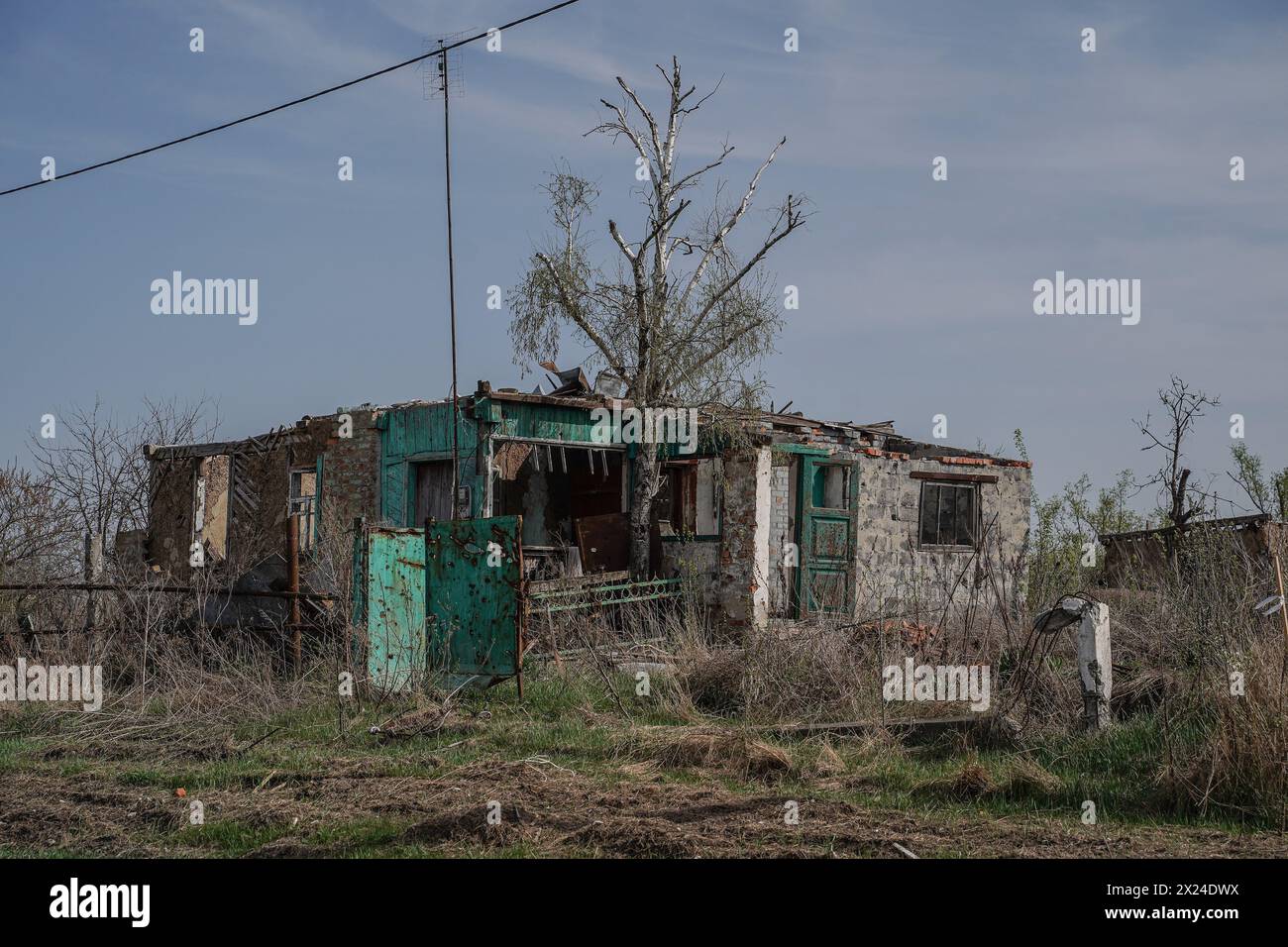 Yevhen Vasyliev/le Pictorium - HRAKOVE, RÉGION DE KHARKIV - 12/04/2024 - Ukraine/oblast de kharkiv/Hrakove - du 25 février au 7 septembre 2022, le village a été occupé par l'armée russe jusqu'à sa libération par les forces armées ukrainiennes. Le village a été lourdement endommagé car il était sur la ligne de front sous des bombardements constants pendant 195 jours, et les conséquences sont encore visibles 19 mois après la désoccupation. L'école, le bâtiment du conseil du village, l'église, les magasins, les immeubles privés et d'appartements - tout a été détruit. Une chambre de torture a été installée dans l'un des sous-sols d'an Banque D'Images