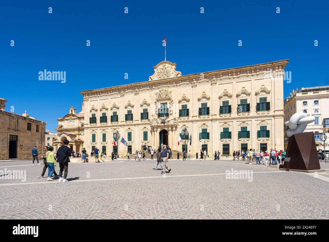 Valletta, Malte, 3 avril 2024. Vue extérieure du bâtiment hôtelier de Castille, aujourd'hui siège du premier ministre du gouvernement maltais dans le c Banque D'Images