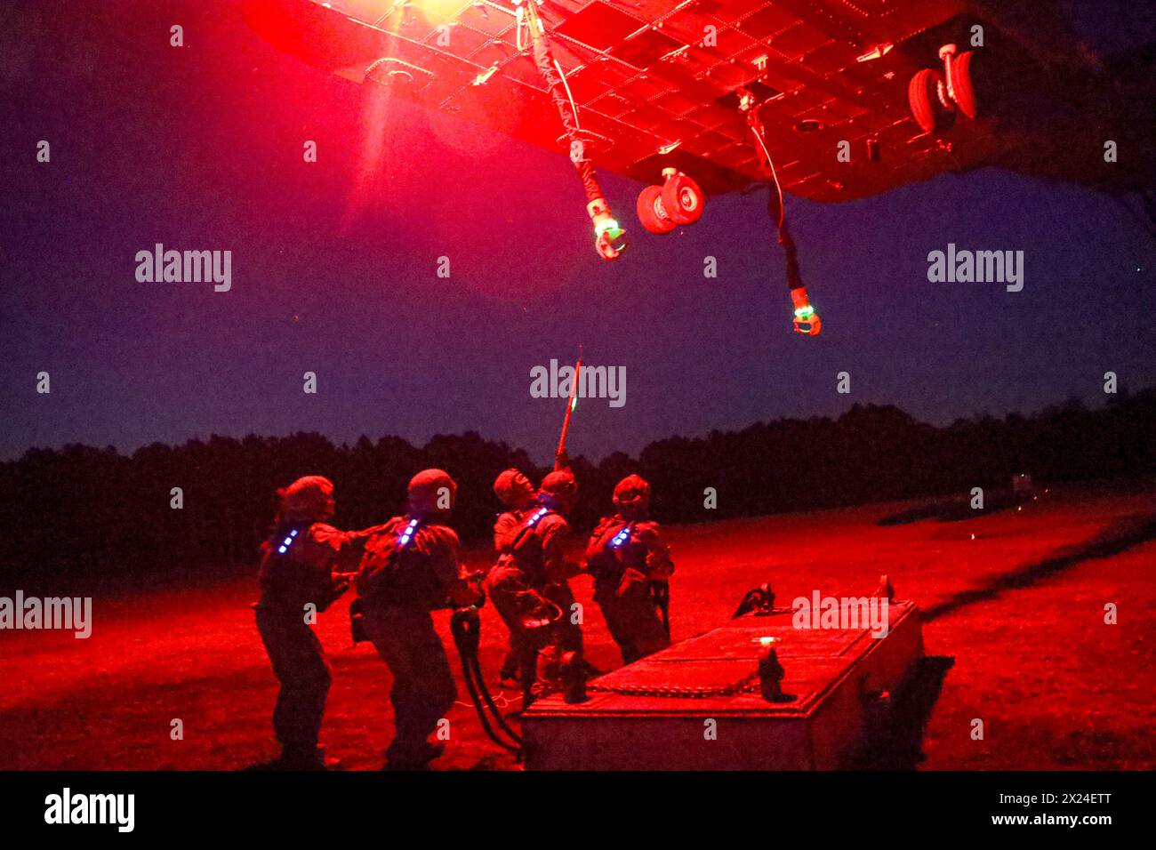 Camp Lejeune, Caroline du Nord, États-Unis. 4 avril 2024. Les Marines américains avec le 2e bataillon de soutien à la distribution, le 2e régiment de logistique de combat, le 2e groupe de logistique des Marines, mènent des opérations d'équipe de soutien par hélicoptère au Camp Lejeune, Caroline du Nord, le 4 avril 2024. Le 2e ORD fournit tout au long du processus un soutien à la II Marine Expeditionary Force (MEF) et à d'autres opérations de Marine Air-Ground Task Force pour permettre la distribution de l'équipement, du personnel et des fournitures par air, sol et mer. (Crédit image : © Mary Kohlmann/U.S. Marines/ZUMA Press Wire) À USAGE ÉDITORIAL EXCLUSIF ! Non destiné à UN USAGE commercial ! Banque D'Images