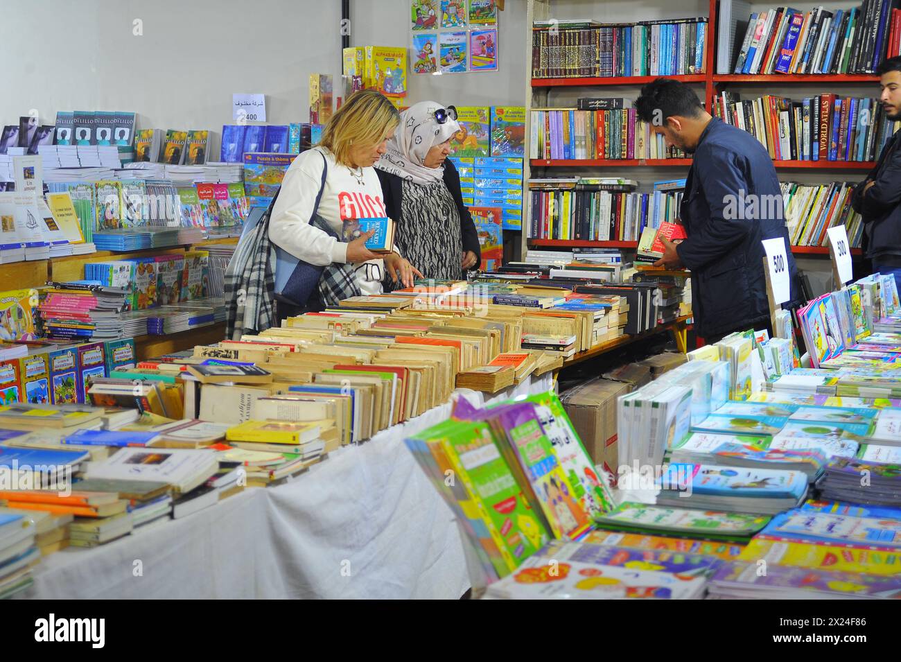 Tunis, Tunisie. 19 avril 2024. Les gens choisissent des livres à la Foire internationale du livre de Tunis, Tunisie, le 19 avril 2024. La 38ème édition de la Foire internationale du livre de Tunis a débuté vendredi au Parc des expositions du Kram à Tunis. Crédit : Adel Ezzine/Xinhua/Alamy Live News Banque D'Images