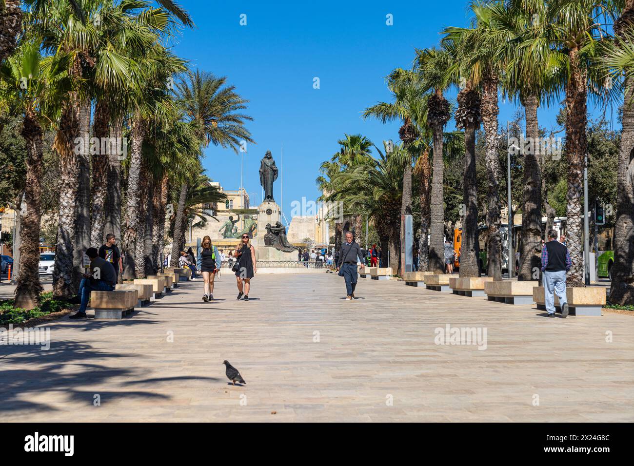 Valletta, Malte, 3 avril 2024. Avenue du Roi Édouard VII avec la statue du Christ Roi en arrière-plan dans le centre-ville Banque D'Images