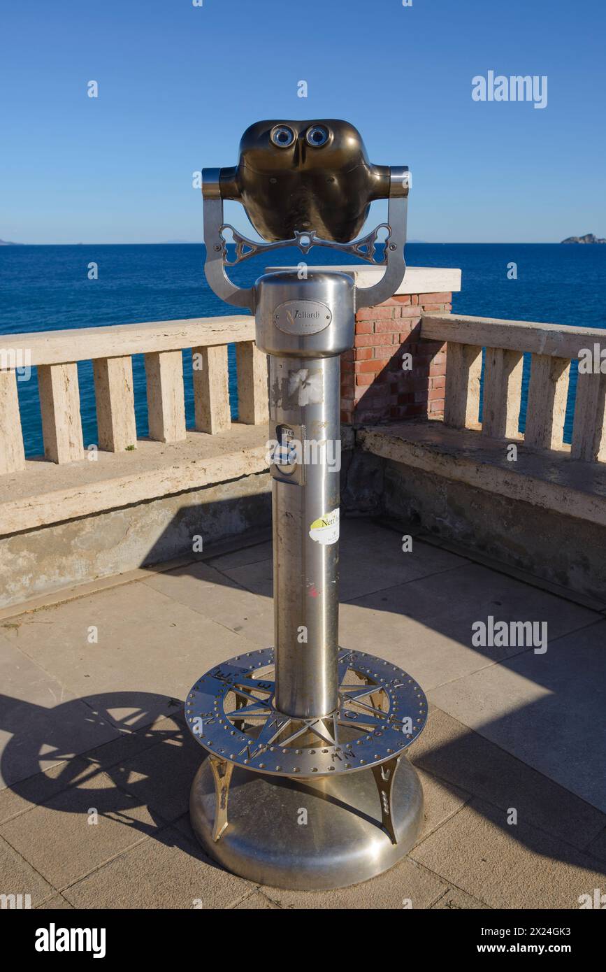 Jumelles publiques à pièces pour observer la vue panoramique de l'archipel toscan depuis Piazza Bovio, Piombino, Italie Banque D'Images